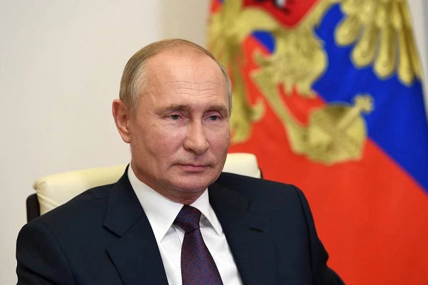 Путин поздравил Нурмагомедова с победой